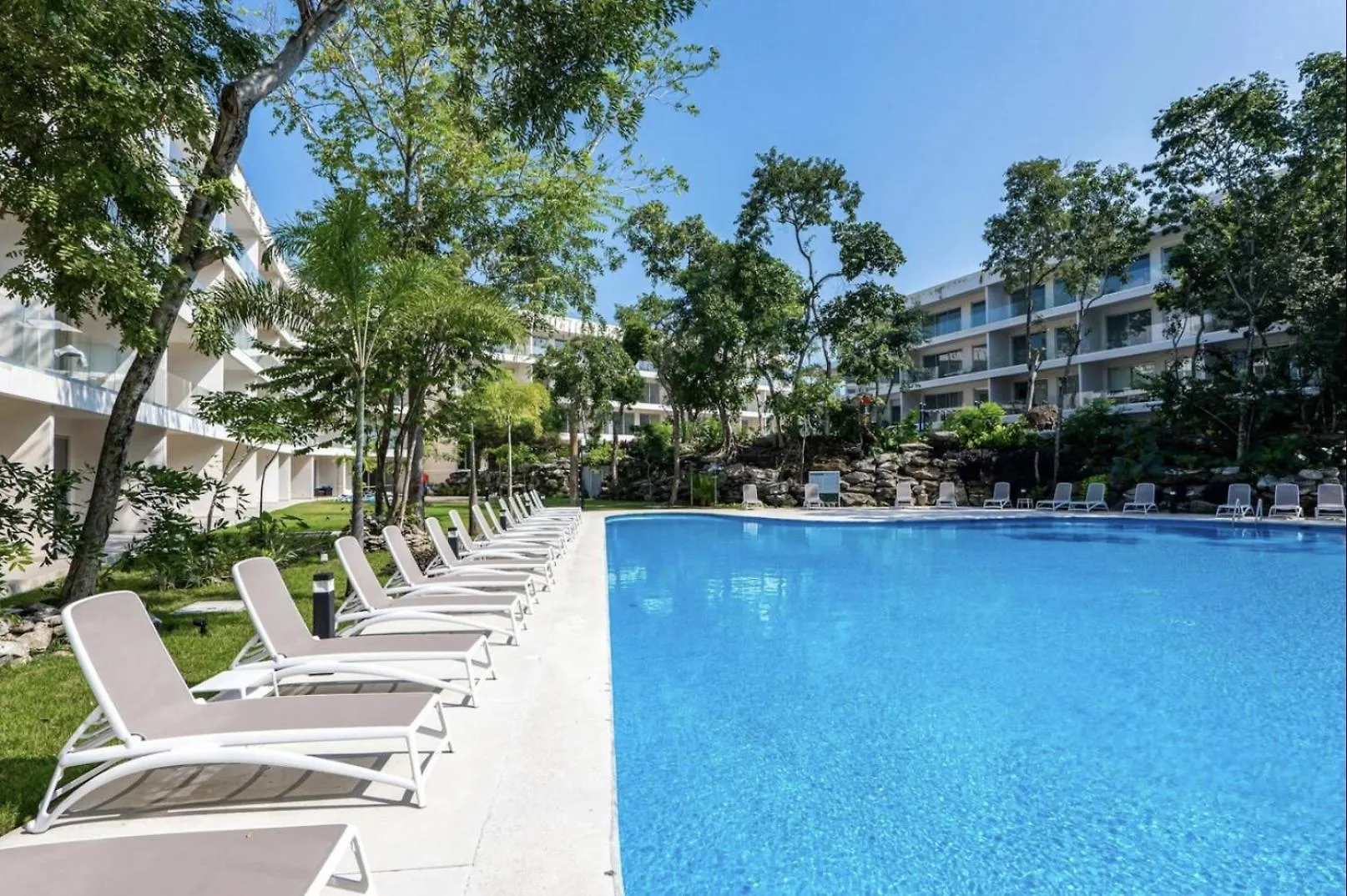 Modern Playacar Condo With Poolside Views & Nature Playa del Carmen Appartamento